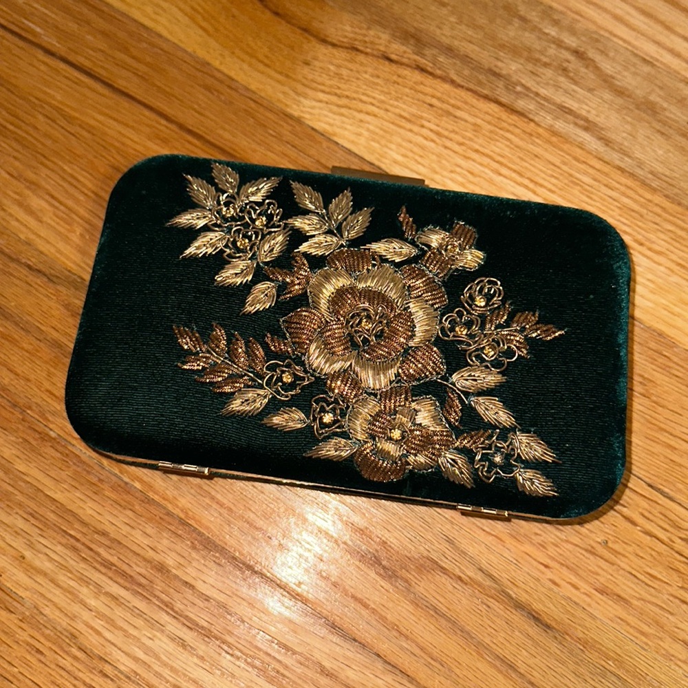 Green wire embroidery velvet clutch